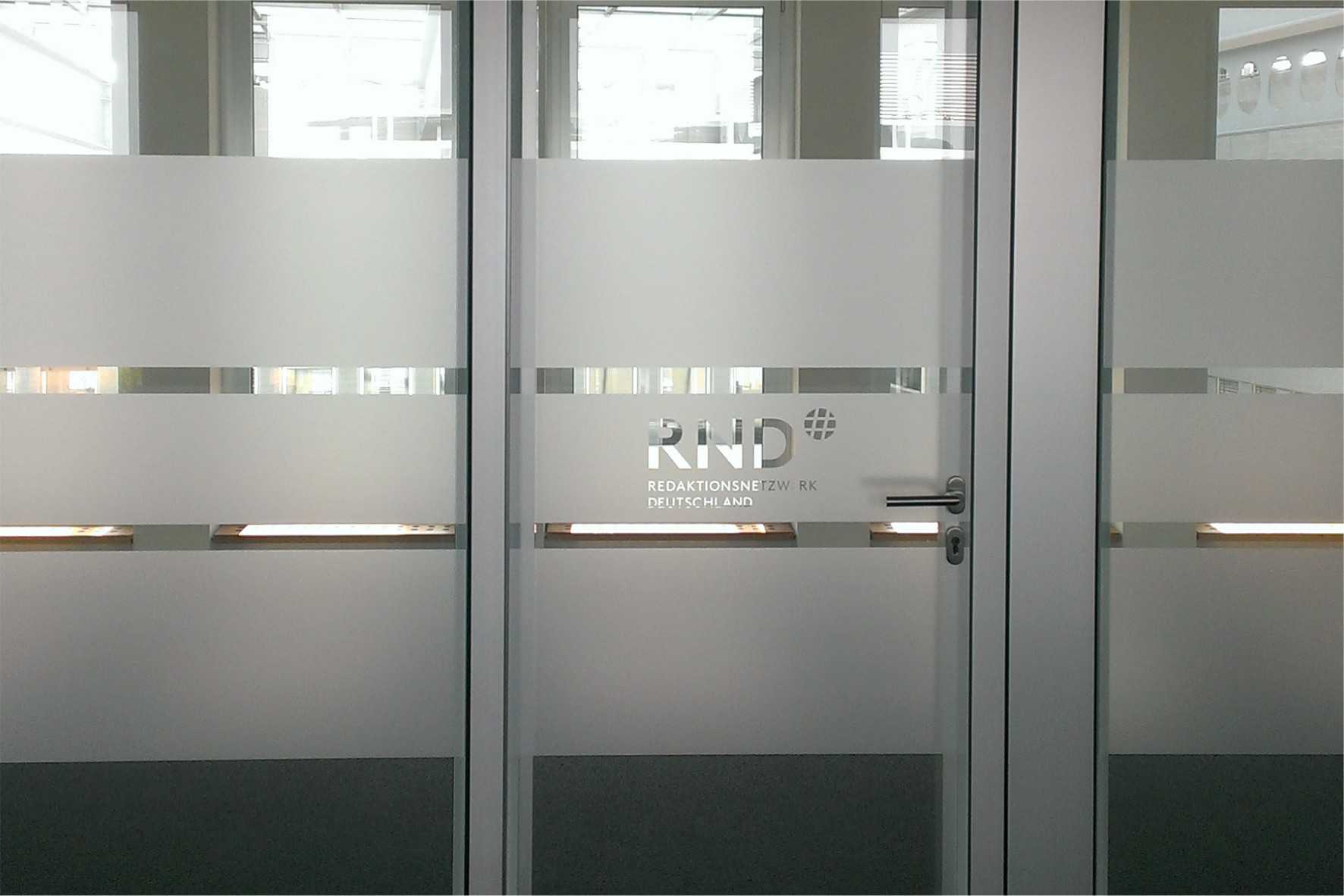 Milchglasfolie mit Logo für Türen und Fenster als Sichtschutz